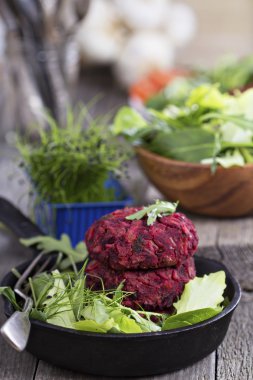 Vejetaryen Burger pancar ve kuru fasulye ile