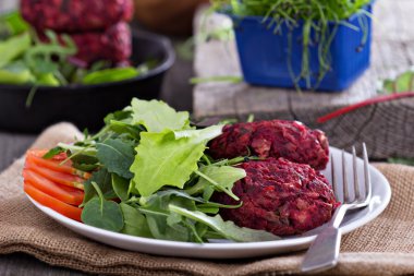 Vejetaryen Burger pancar ve kuru fasulye ile