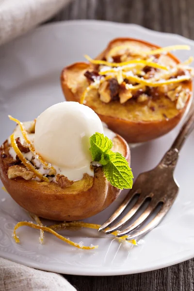 Baked peaches with ice cream — Stock Photo, Image