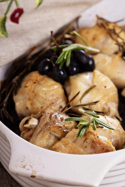 Hühnchen mit Trauben und Rosmarin gebacken — Stockfoto