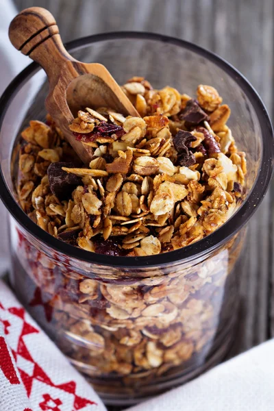 Café da manhã de chocolate granola em um jarro — Fotografia de Stock