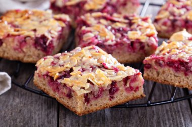 Berry kek barlar karamel badem tepesi ile