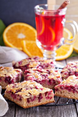 Berry kek barlar karamel badem tepesi ile