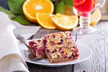 Berry kek barlar karamel badem tepesi ile