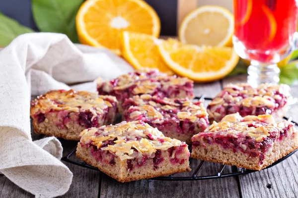 Berry cake bars met karamel amandel topping — Stockfoto