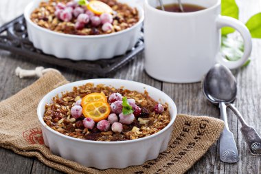 Havuç, ceviz ve kuru üzüm ile pişmiş yulaf ezmesi