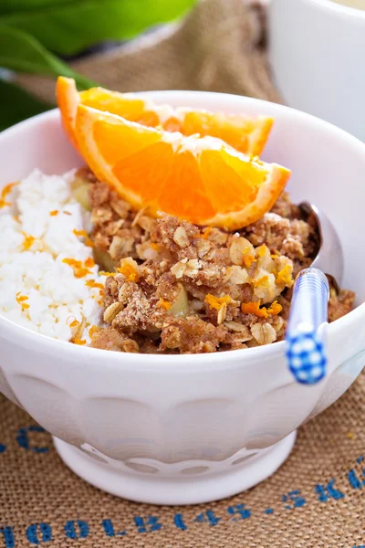 Laranja e maçã desmoronar com aveia — Fotografia de Stock