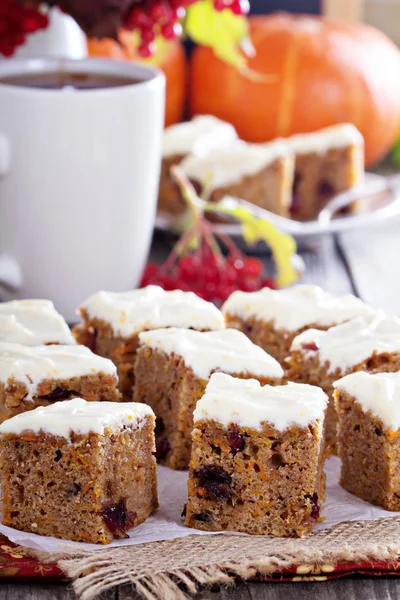 Pompoen en wortel cake met roomkaas — Stockfoto