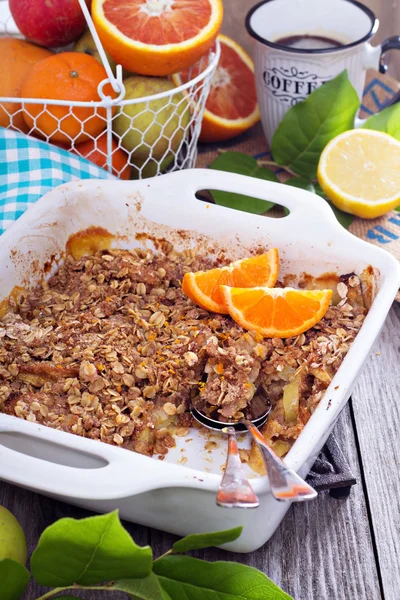 Orange and apple crumble with oats — Stock Photo, Image