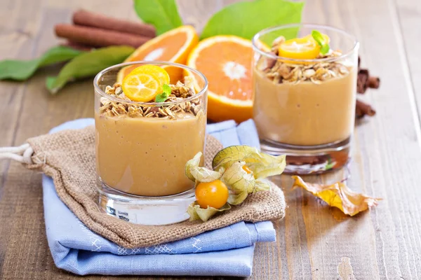 Kürbis-Smoothie mit Müsli drauf — Stockfoto