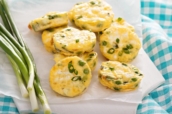 Mini frittatas s hráškem, zelenou cibulkou a sýrem feta — Stock fotografie