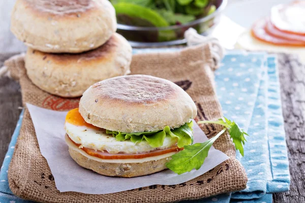 Angličtina muffin s vejcem na snídani — Stock fotografie