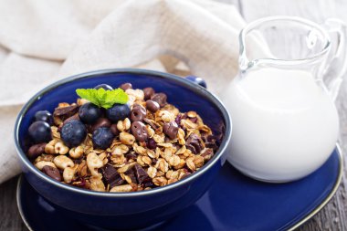 Bir kase çikolata kahvaltı granola