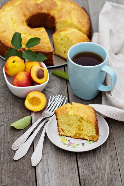 Gâteau à la crème sure aux nectarines — Photo