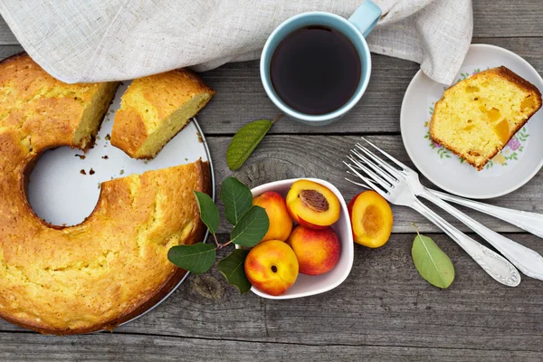 Sour cream cake with nectarines — Stock Photo, Image