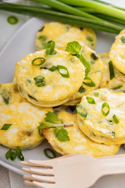 Mini frittatas with peas, green onion and feta — Stock Photo, Image