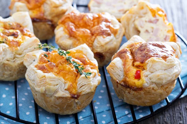 Mini quiche with puff pastry — Stock Photo, Image