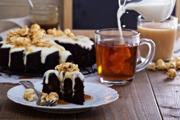 Bolo de pêra de gengibre de chocolate com creme de queijo esmalte — Fotografia de Stock