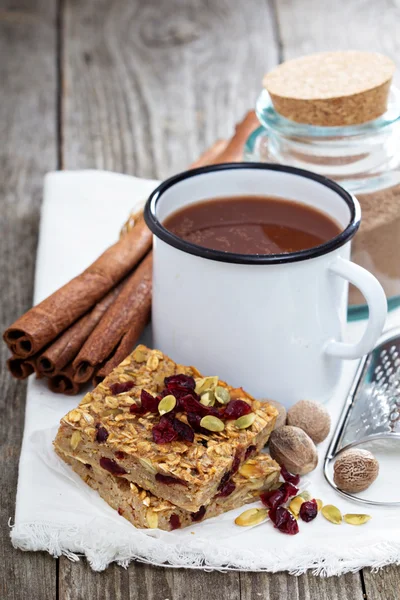 Barras de aveia assadas com chocolate quente temperado — Fotografia de Stock