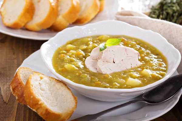 Sopa de ervilha dividida com frango — Fotografia de Stock