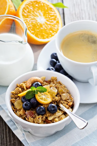 Frukost på bordet med granola — Stockfoto