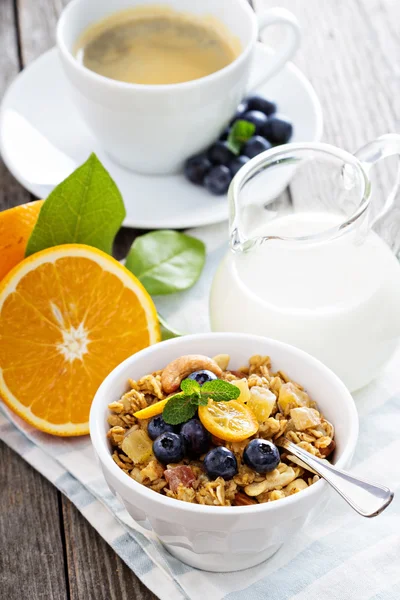 Frukost på bordet med granola — Stockfoto
