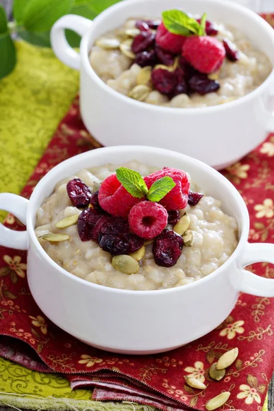 Porridge au petit déjeuner avec orge, semoule de maïs et avoine — Photo