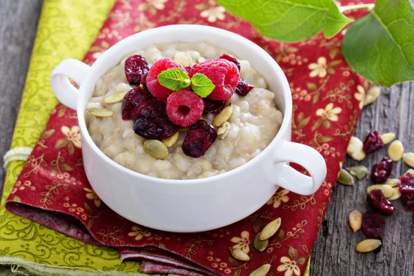 Frukost gröt med korn, majsmjöl och havre. — Stockfoto