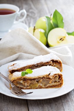 geleneksel elma strudel