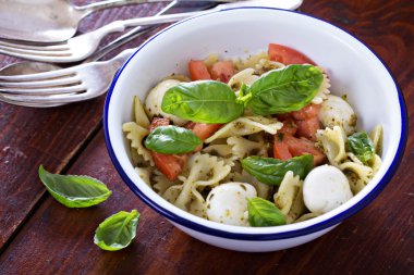 Makarna salatası Caprese stiliyle farfalle
