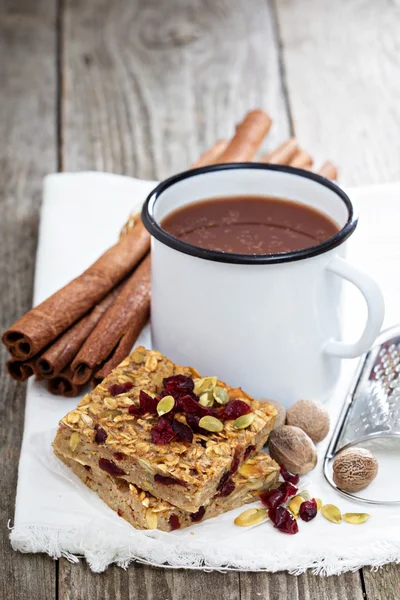 Ugnsbakad havregrynsgröt med tranbär och pumpa frön — Stockfoto