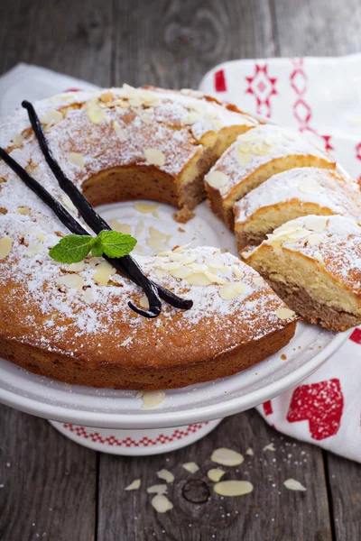 Gâteau vanille, chocolat et amande sur un stand — Photo