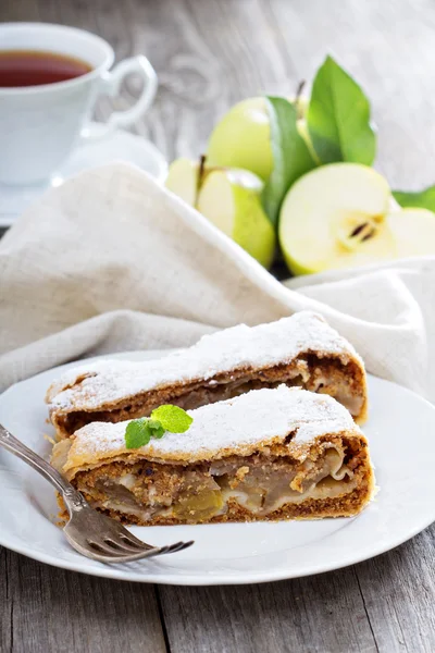 Traditionella Apfelstrudel — Stockfoto