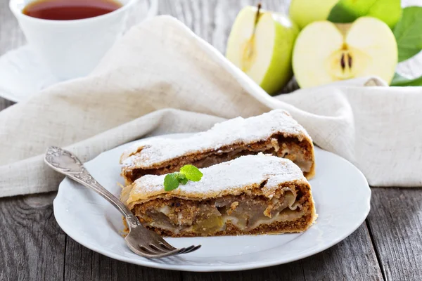 Strudel aux pommes traditionnel — Photo