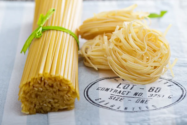 Pasta cruda en una servilleta — Foto de Stock