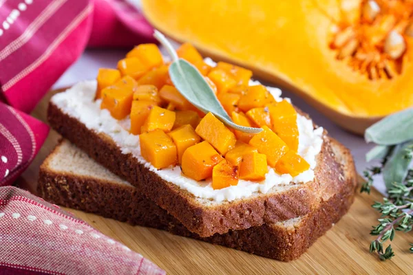 Sandwich de cara abierta con ricota y calabaza —  Fotos de Stock