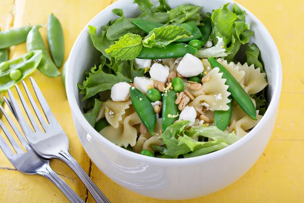 Tészta farfalle, a borsó és a feta saláta — Stock Fotó