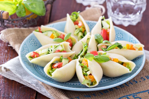 Salada de legumes servida em conchas de macarrão — Fotografia de Stock