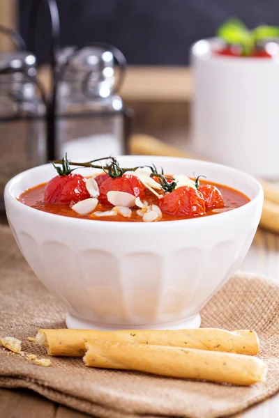 Tomatensoep gegarneerd met gebakken tomaten — Stockfoto