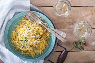 Spagetti squash otlar ve parmesan ile