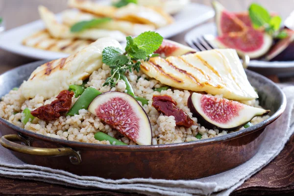 Spiced cous-cous with grilled haloumi — Stock Photo, Image