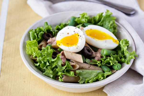 Salada com verduras, massas, atum e ovo — Fotografia de Stock