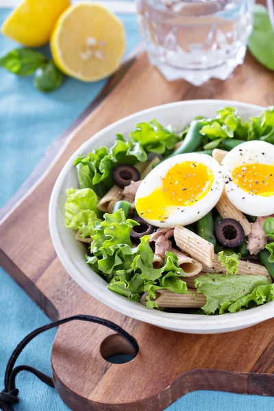 채소, 파스타, 참치와 계란 샐러드 — 스톡 사진