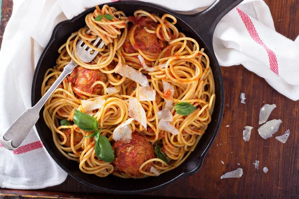 Spaghetti med Turkiet köttbullar — Stockfoto