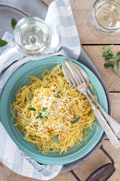 Спагетти с травами и пармезаном — стоковое фото