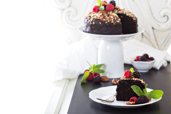 Шоколадный банановый торт с орехами
