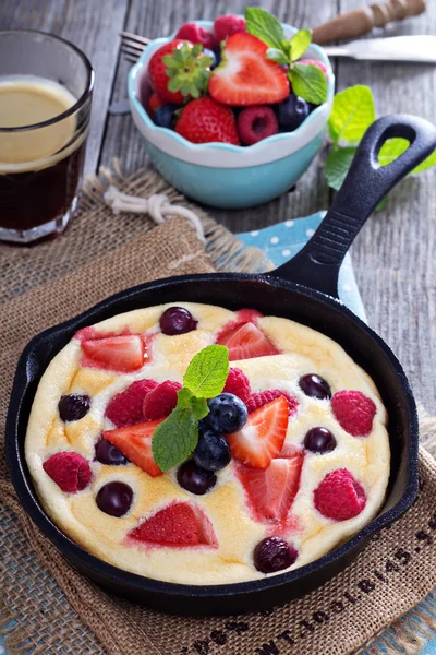 Pancake with berries fluffy and colorful — Stock Photo, Image