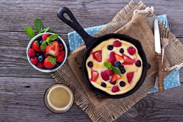 Pancake con bacche soffici e colorate — Foto Stock