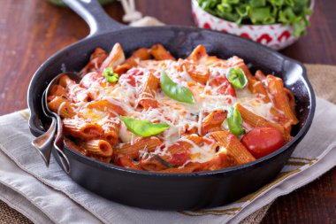 Penne, domates ve mozarella ile makarna fırında