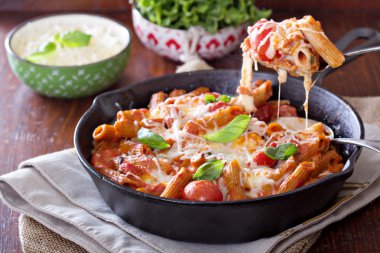 Penne, domates ve mozarella ile makarna fırında